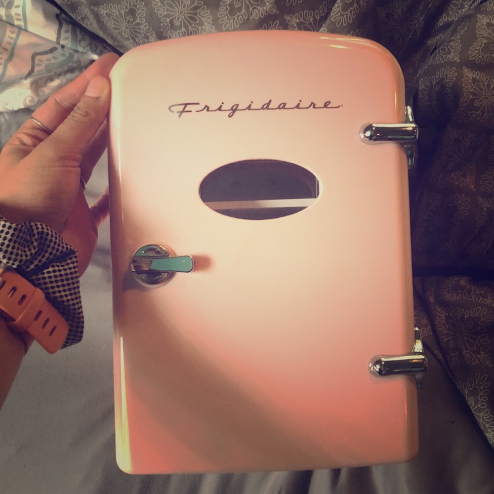 Frigidaire Portable Retro 6-can Mini Fridge Pink